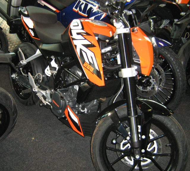 a picture of the ktm 200 duke in a motorcycle showroom